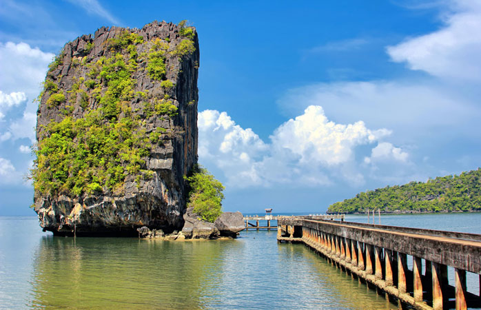 Tayland'ın keşfedilmemiş güzellikleri- Ko Tarutao’da eşsiz kaya oluşumlarına doğru uzanan iskelede kısa bir yürüyüş
