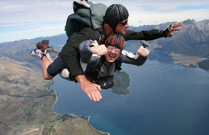 Macera dolu bir tatil- Queenstown’daki Wakatipu Gölü’nün üzerini kaplayan gökyüzünde süzülmeye evet de