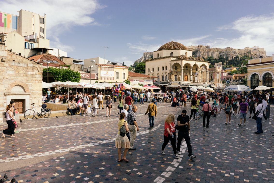 Engelliler için tatil yerleri- Arka planda Akropolis manzarasıyla Monastiraki Meydanı