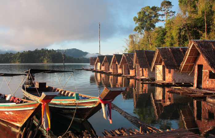 Tayland'ın keşfedilmemiş güzellikleri- Cheow Lan Gölü manzaralı yüzen bir bungalov