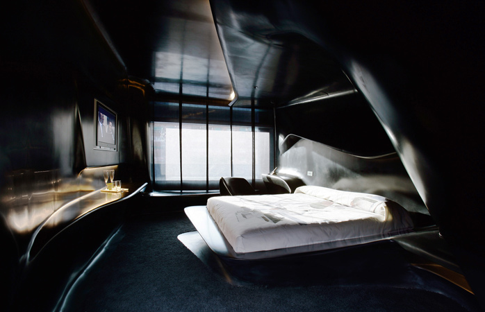 Silken Puerta América’da Zaha Hadid tarafından tasarlanan bu siyah ve tuhaf Space Room’da hayal gücün fazla mesai yapacak