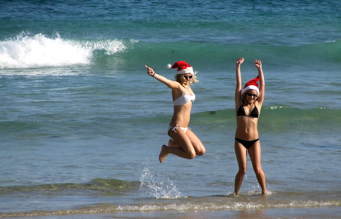 Noel tatili- Kumsalda neşe saçan Noel kızları