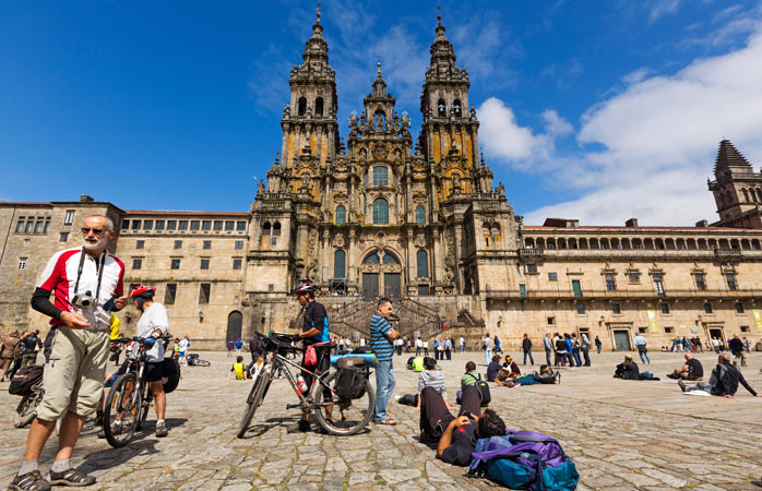 Yürüyüş gezileri- Camino hacıları bisikletle veya yaya olarak en sonunda Santiago de Compostela katedraline ulaşmayı başarıyor
