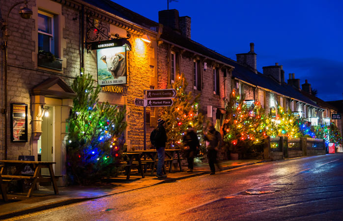 Noel tatili- Noel ağaçlarıyla dolu küçük bir kasaba: Castleton, İngiltere