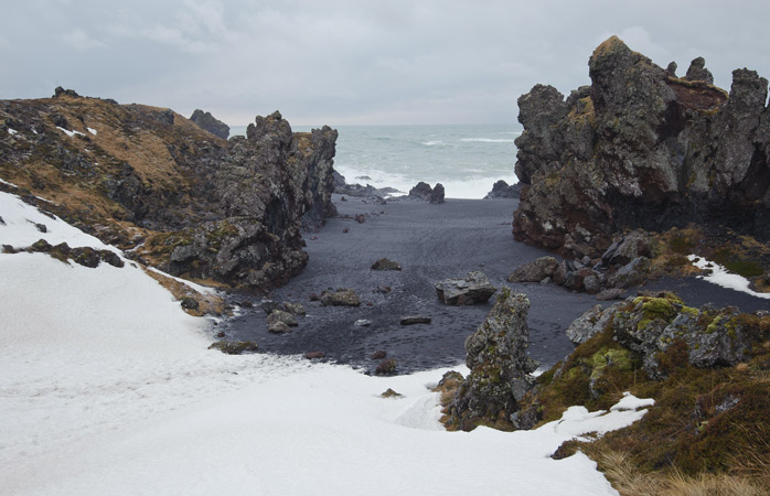 İzlanda gezisi- Siyah kumlu Djúpalónssandur plajı tuhaf kaya oluşumları nedeniyle biraz ürkütücü gelebilir