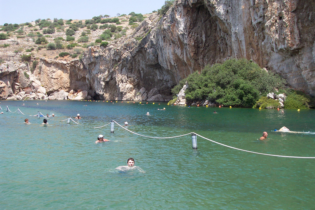 Engelliler için tatil yerleri- Vouliagmeni Gölü’nün suları yıl boyunca 24 derece gibi hoş bir sıcaklıkta seyrediyor