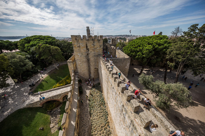 Eski bir Mağribi kalesi olan Castelo de São Jorge, Portekiz’in ilk kralı tarafından kraliyet sarayı olarak kullanıldı