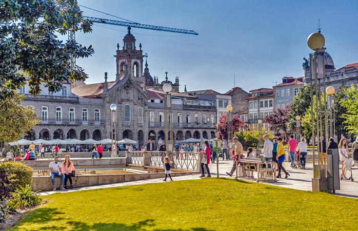 Braga’nın tarihi şehir merkezi Praça da Republica’da bir ilkbahar gezisi
