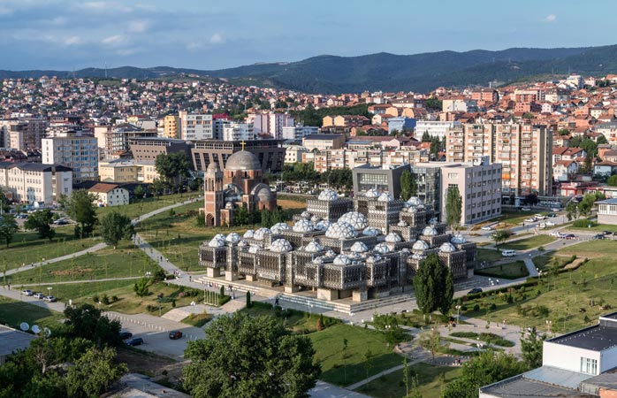 Kosova Ulusal Kütüphanesi’nin kuşbakışı görünümü, kütüphanenin tartışmalı tasarımını net bir şekilde gözler önüne seriyor