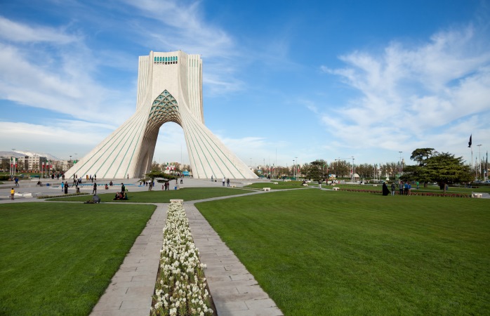 Tahran'ın en önemli simgelerinden bir tanesi, Azadi anıtı ve meydanı