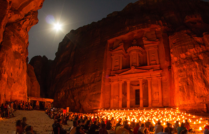 Ölmeden önce görülmesi gereken yerler- Ürdün’deki Petra antik kentinde tapınağın yanında bir gece