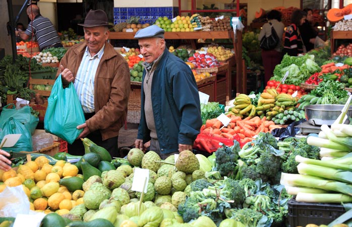 Funchal’ın çiftçi pazarı Mercado dos Lavradores’te yerel halktan insanlarla alışveriş keyfi