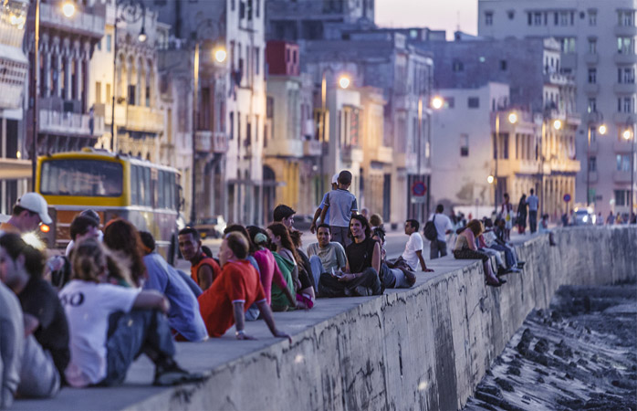 Havana’da şehir halkının popüler noktalarından Malecón’da toplanan arkadaş grupları