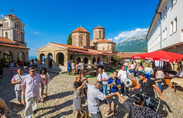 Ohri’deki Aziz Naum manastırının yanında müzik ve dansla kutlama yapan yerliler 
