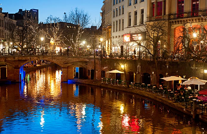 Utrecht’te nehir kenarını dolduran kafeler