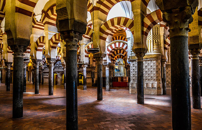 İspanya’nın Córdoba şehrindeki Kurtuba Camii’nin kemerleri