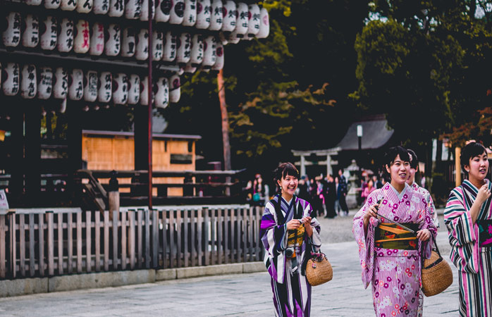 Geleneksel Japon kimonoları çok çeşitli renk ve desenlere sahiptir ve genellikle özel günlerde giyilirler 