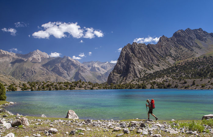 Tacikistan doğasının nefes kesici manzaralarına şahit olmak için dağ yürüyüşlerinden daha iyi bir yöntem bulamazsın 