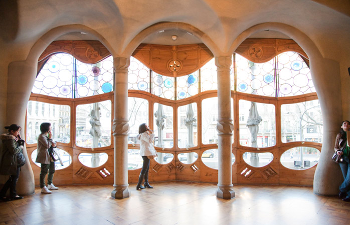 Sesli rehber turları, Gaudi’nin ünlü eseri Casa Batlló’nun arkasında yatan tarihi ve fikirleri ortaya seriyor – Barselona, İspanya