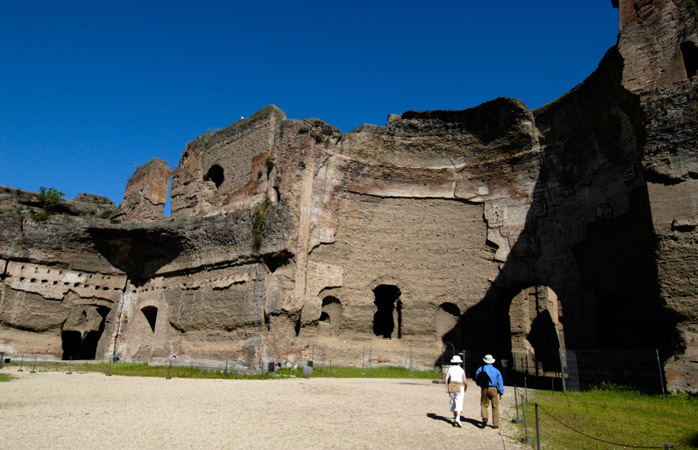 İtalya’nın Roma şehrindeki Caracalla Hamamı harabelerini keşfeden turistler