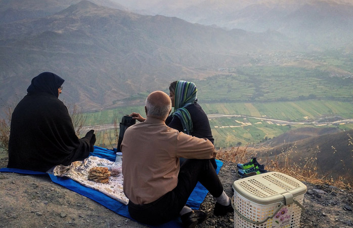 Kazvin’in Elemût dağlık bölgesinde piknik keyfi yapan bir aile © Mohammad Pilehchi