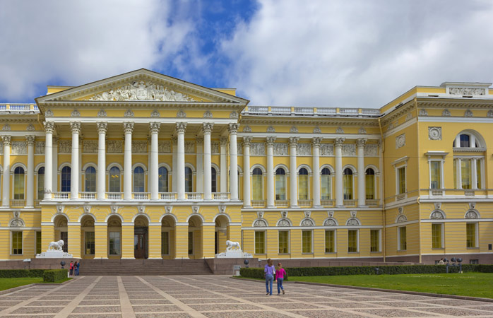 Rus Devlet Müzesi, St. Petersburg’daki en büyük Rus güzel sanatlar koleksiyonuna sahiptir
