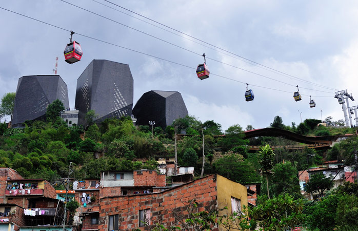 Dizi mekânları: Medellin’de Comuna 1’e giden teleferiğe atla ve kütüphane parkı Parque Biblioteca España’yı ziyaret et