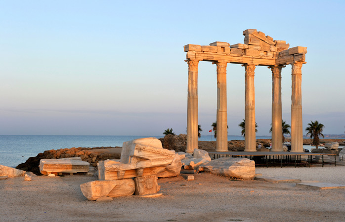 popüler tatil yerleri- Marcus Antonius’un Apollon Tapınağı’nı aşkının bir göstergesi olarak Kleopatra’ya hediye ettiği söylenir - Side, Türkiye
