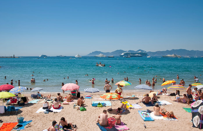 popüler tatil yerleri- Fransız Rivierası’nda güneşlenen plaj sakinleri - Cannes, Fransa