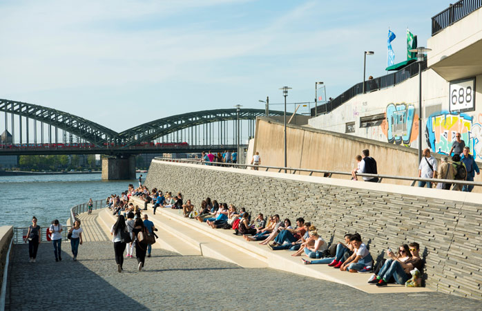 popüler tatil yerleri- Ren Nehri kıyısında vakit geçiren insanlar – Köln, Almanya