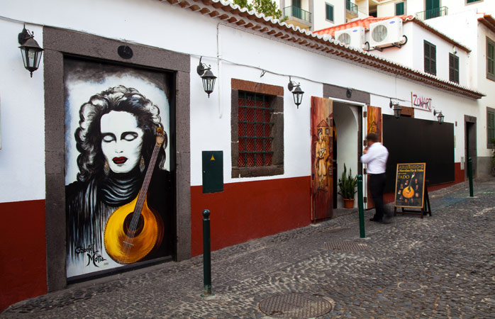 popüler tatil yerleri- Aslında halka açık bir sanat projesi olarak ortaya çıkan Funchal’ın resimli kapıları şehrin en önemli turistik yönlerinden biri
