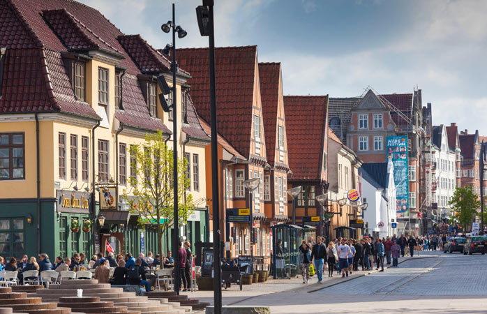 popüler tatil yerleri- Østerågade caddesindeki kafelerin ve mağazaların önünden geçen insanlar – Aalborg, Danimarka