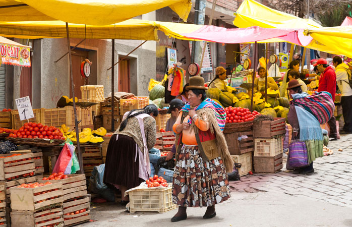 Seyahat ederken örneğin Bolivya’daki bu sokak pazarındakiler gibi yerel ürünleri tercih etmeliyiz
