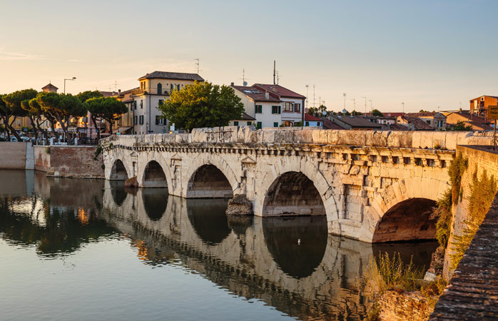 popüler tatil yerleri- Tiberius Köprüsü, Rimini’nin tarihi semtini Borgo San Giuliano’ya bağlıyor