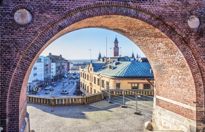 popüler tatil yerleri- Bir kemerin altından İsveç’in muhteşem Helsingborg şehir merkezine bakış
