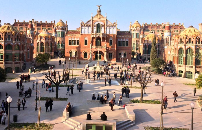 Barselona’daki Hospital de Sant Pau’nun geniş bahçesinin keyfini çıkar
