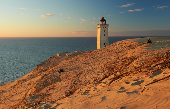 Danimarka’nın batı sahilindeki Rubjerg Knude, bunun gibi güneşli günlerde Kuzey Denizi’nin harika manzaralarını sunuyor