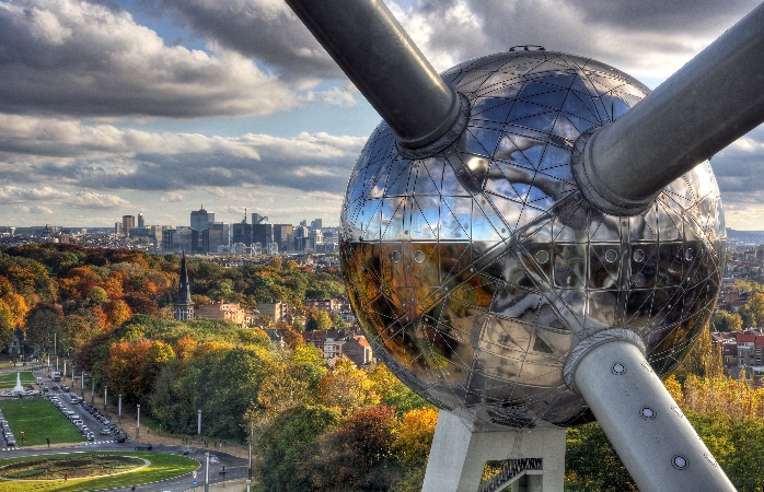 Atomium, Park Europe ve arkasında uzanan Brüksel şehrini yukarıdan gören gösterişli bir eser 