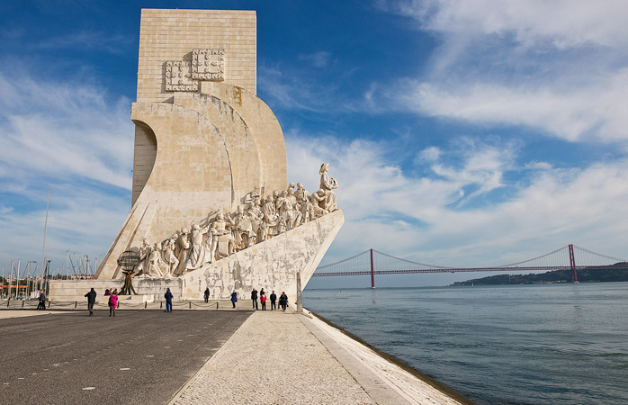 Lizbon’un Padrao dos Descobrimentos anıtı ve arka planda Ponte 25 de Abril Köprüsü