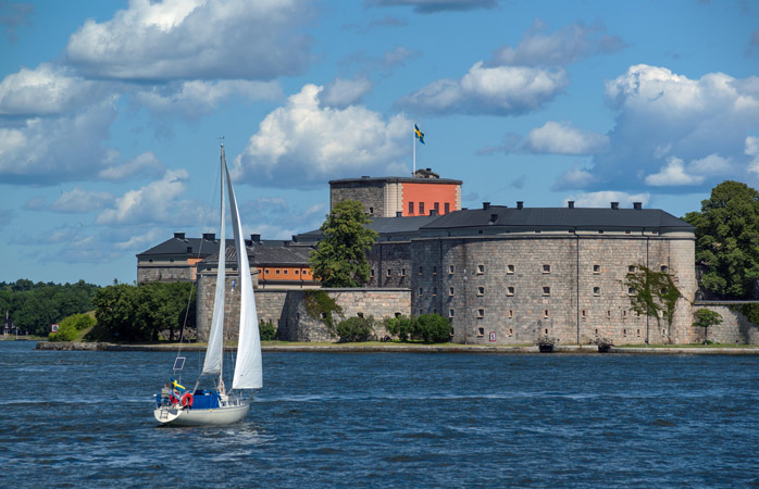 Gemiye atla ve Stockholm’ün bu görkemli kaleye ev sahipliği yapan Vaxholm adasını ziyaret et