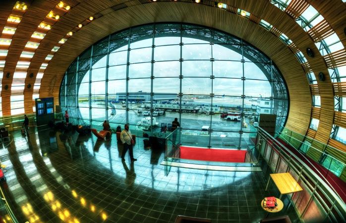 Yolcular Paris’teki Charles de Gaulle havalimanının terminallerinden geçiyor