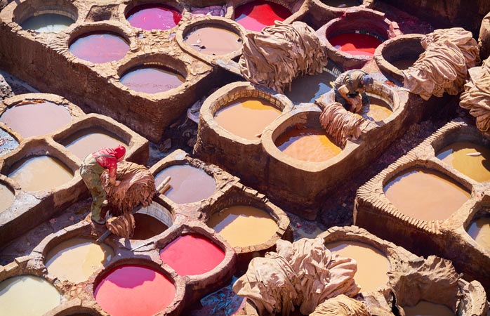 Fas gezi rehberi- Fes’in deri tabakhaneleri hala yüzyıllardır kullanılan boyama yöntemini kullanıyor