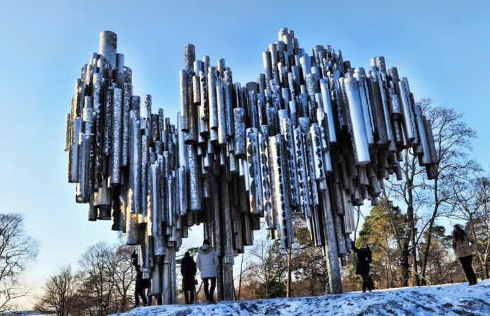 Helsinki’de Besteci Jean Sibelius’un adına inşa edilmiş dalga şeklindeki tek renkli anıt