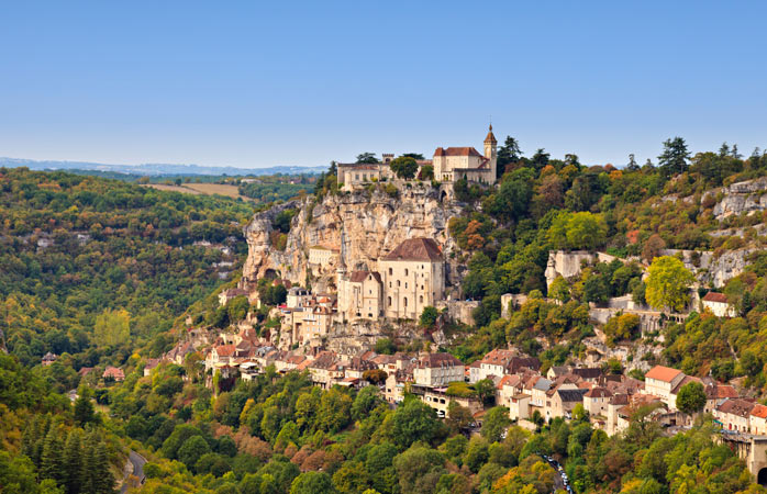 Kayaya inşa edilmiş Rocamadour kasabasından aşağıdaki vadinin manzarasına hayran kalacaksın