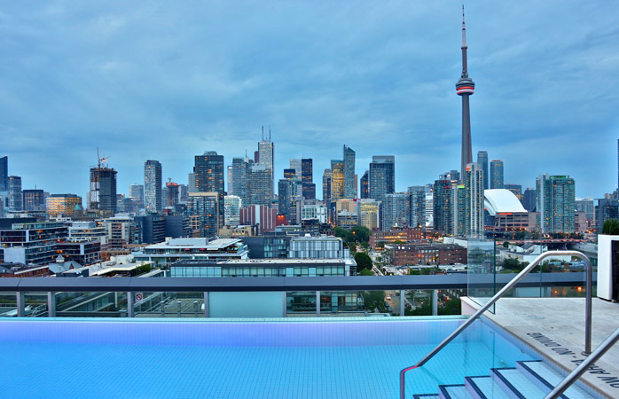 Thompson-Hotel-yuzme-havuzlu-Toronto-otelleri-teras-havuzu-muhtesem-yuzme-havuzlari