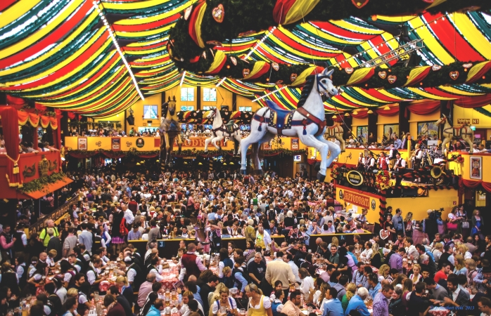 Oktoberfest 2013'te tıka basa dolu bir Hippodrom salonu.