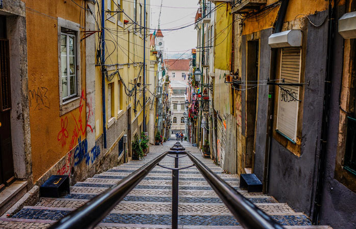 Portekiz gezisi- Mutluluk verici bir şehir gezisi için Lizbon’un dik ve rengârenk sokaklarında dolaşabilirsin