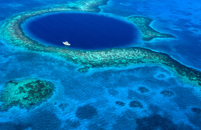 en ilginç yerler - Belize'deki Büyük Mavi Çukur'un tüm ihtişamı yukarıdan gözler önüne seriliyor