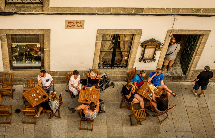 Portekiz gezisi- Camino de Santiago yürüyüşünün ardından dinlenen hacılar