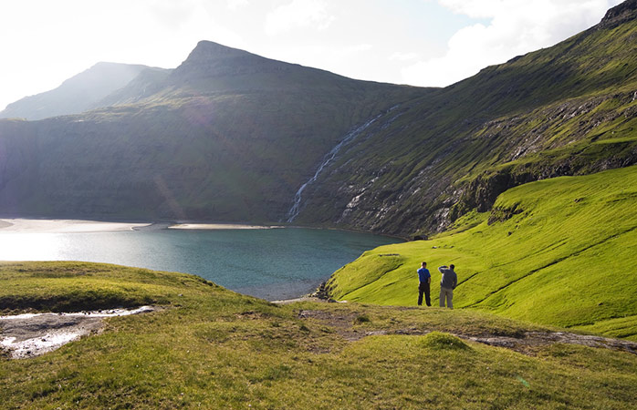 Kayalık boğazları ve yemyeşil vadileriyle Faroe Adaları başka hiçbir yere benzemiyor© Stig Nygaard